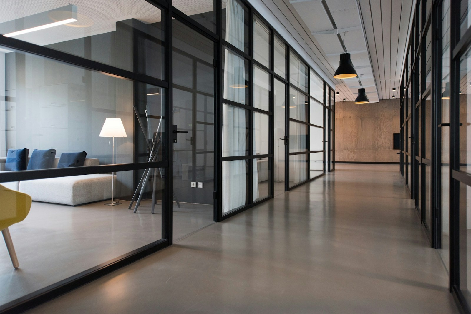 Espacio de trabajo empresarial moderno y luminoso